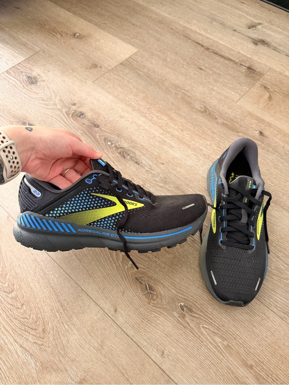 LIKE NEW brooks adrenaline running shoes